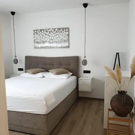 Vibo - Parking And Grill Apartment Jelsa (Hvar)
